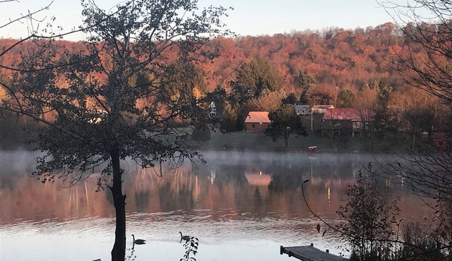 5BR/2.5BA Lakefront w/hot tub, pool table, fire pit