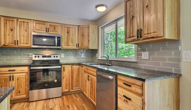 5BR 2BA Entire Home 2 Blocks Away From Golf Course