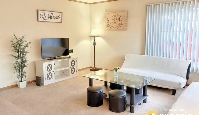 5BR/2BA Spacious 2-Story Pool House + Driveway Parking
