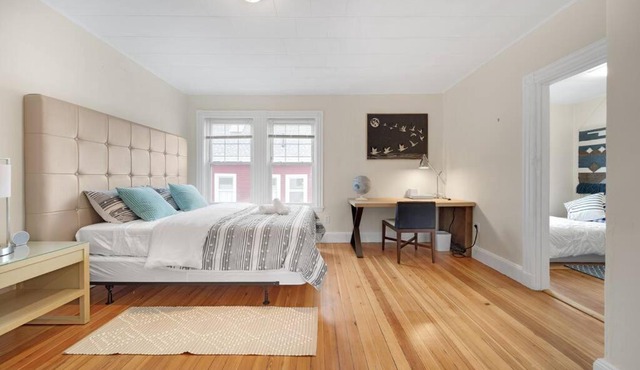 5BR 2BH Bright & Spacious Apt in Brighton