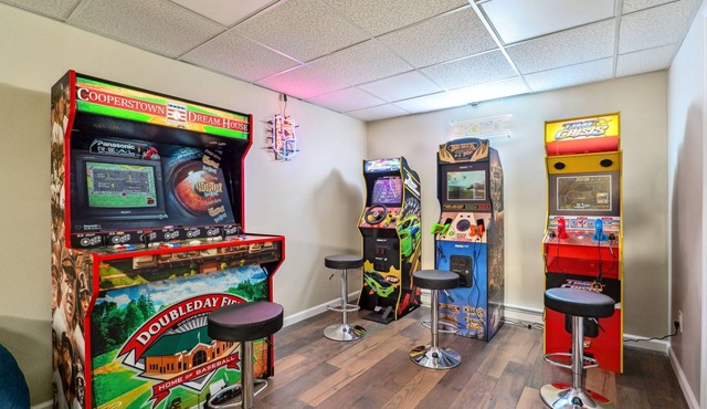 5BR/3.5BA/3500SF Home,<2 Miles Dreams Park, 3.5 Miles to HOF, Pool/Spa,Game Room