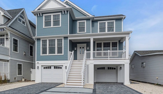 5BR/3.5BA with Oceanview Sundeck, One Block from the Beach