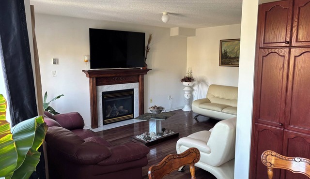 5br 3.5bth home w Free Parkings+Ensuite laundrynBarrie,ON