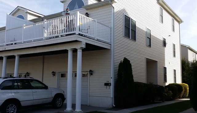 5BR 3B just 1 block to the boardwalk, beach, water, and theme park! Sleeps 12-14