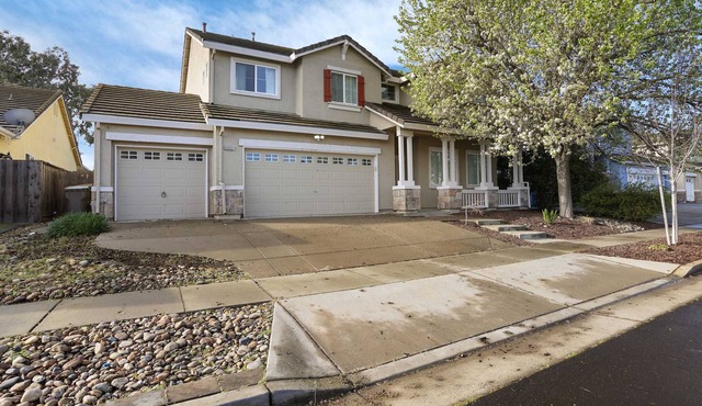 5BR/3BA Central and Spacious Oasis Near the River