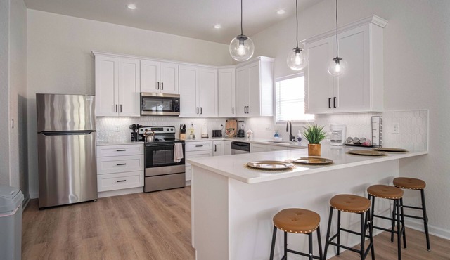 5br/3ba Minutes From the Action With Skyline Views