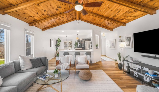 5BR/3BA Modern Lakeside Screened In Porch Fire Pit