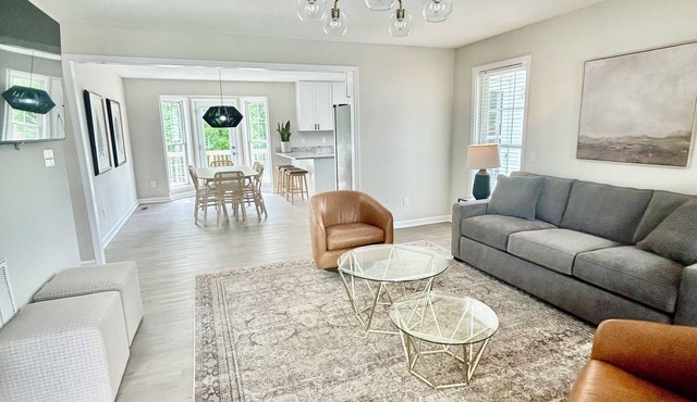 5BR/3BA Sleeps 12 NEW kitchen, bathrooms, mattresses, linens, furniture, firepit