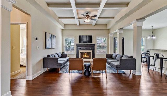 5br/3ba, sleeps 12! Newly renovated w/media room!