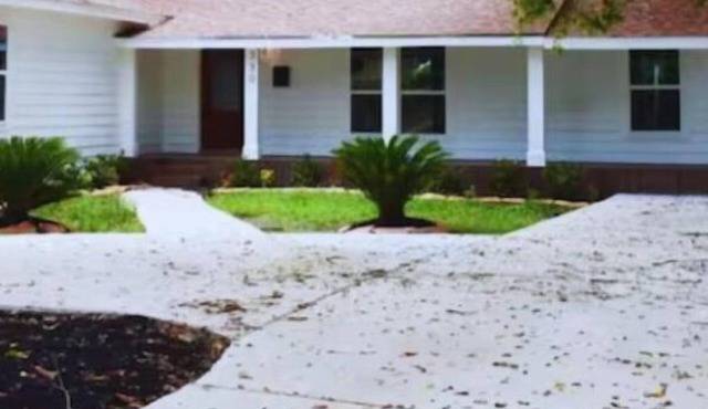 5BR, 3BA w/huge back deck, Great Neighborhood!