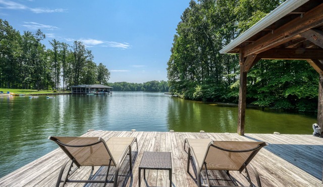 5BR, 4.5BA w/lrg dock, internet up to 1 gigabit, beds made prior to arrival.