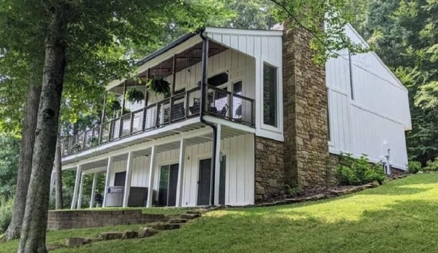 5BR 4BA house on shared lake