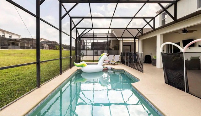 5BR 4BA Luxury Villa with Private Heated Pool & Hot Tub! Close to Disney!