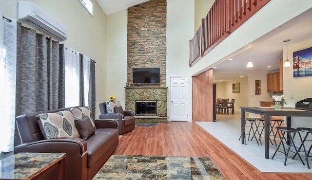 5BR/4BA, Pools, Sauna, Fun Double Bunk Bed Room with game room and fire pit!