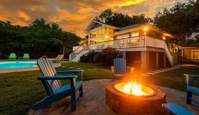 5br/4bath | POOL-Firepit-Porch-Outdoor Hot Shower | OneLevel Lush Tropical Oasis