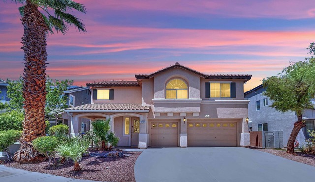 5BR 4FB Sweet Home with Strip View!