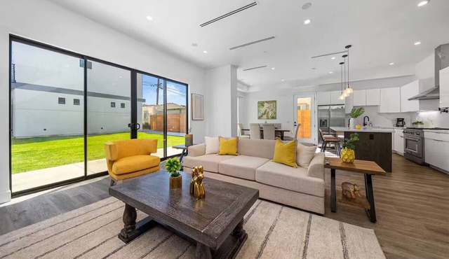 5BR/5.5BA New Villa in Los Angeles With Parking