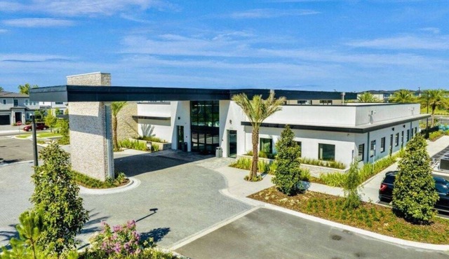 “5BR/5BA Townhome w/Screened Pool & Aquarius Club – Near SeaWorld”