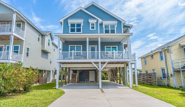 5BR 5BA w/Hot Tub, ample Parking, 2 Blocks from Beach, Boardwalk & Downtown!