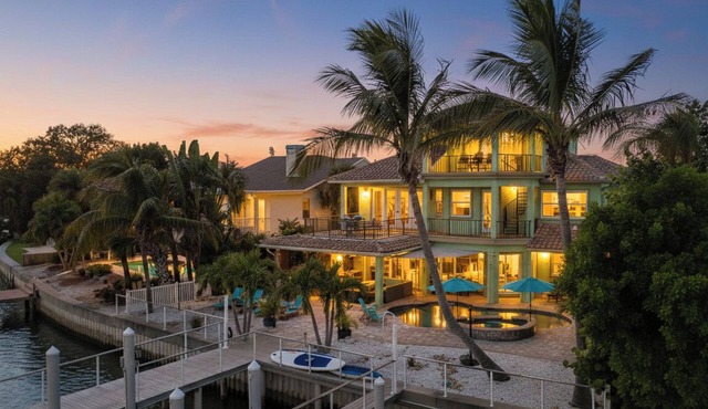 5BR/6BA Waterfront Pool/Spa (2) 6-seat golf carts