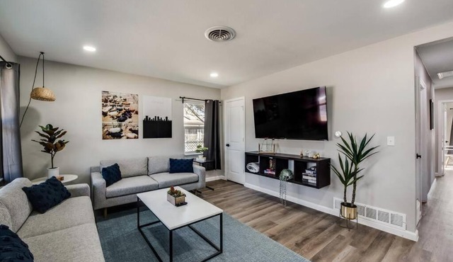 5BR-A/C-Full Kitchen-Smart TV-Backyard-Parking-BBQ