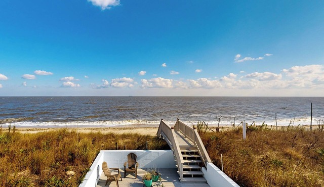 5BR Beachfront Home w/Large Deck, Grill, W & D