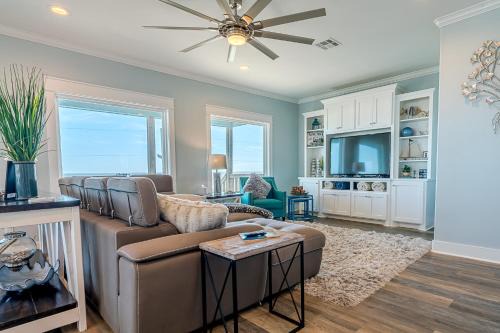 5BR Beachfront - Ocean Decks, Tiki Bar, Pet-Friendly & Sleeps 12