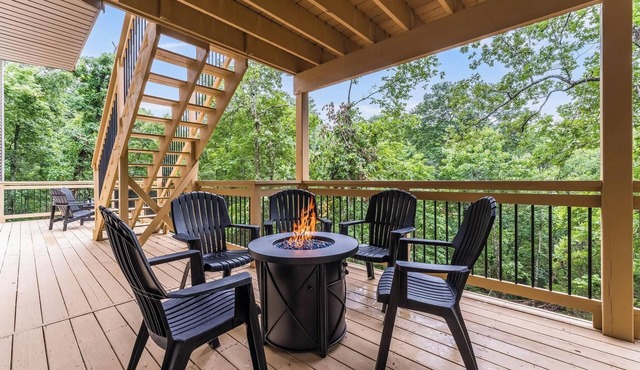 5BR Bentonville Area Retreat | Sleeps 14 | 3 King Beds | GameRoom & Deck Firepit