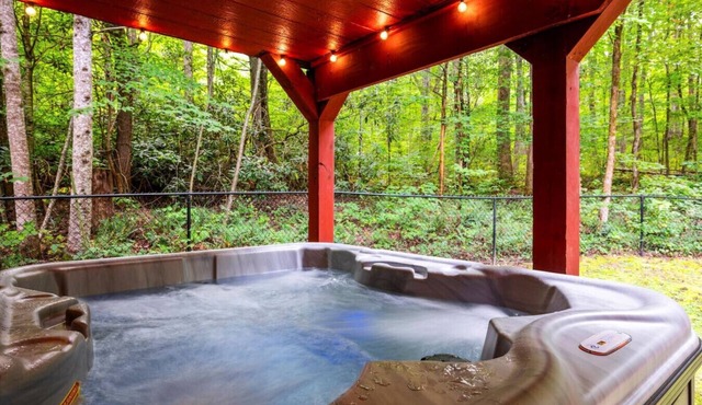 5BR Cabin w/Privacy! Hot Tub + Firepit/Yard*Arcade