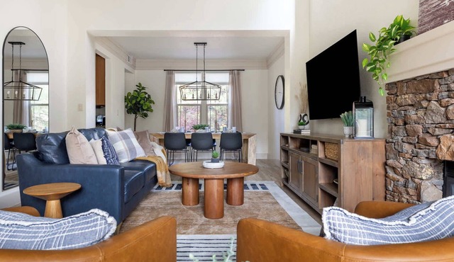 5BR Chalet: Hot Tub & Game Room