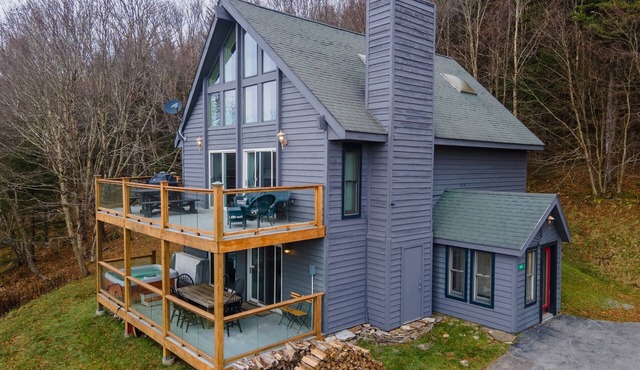 5BR Chalet Stunning Views,Hot Tub,Walk to Slopes