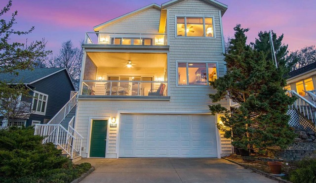 5BR Channel View Retreat! Near the Beach in Bluffton of Muskegon