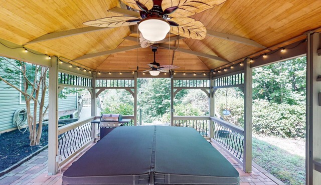 5BR Charming home with Hot tub, Game room and Front Deck