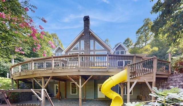 5BR Charming home with Hot tub, Game room and Front Deck