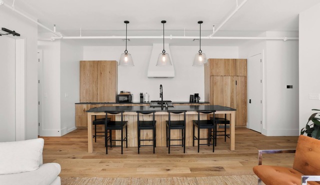 5BR City Loft - Atop Natural Wine Bar! Steps to Downtown & Magazine!