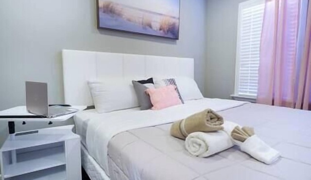 5BR Crew Hub | Sleeps 9+ | Fast WiFi + Parking