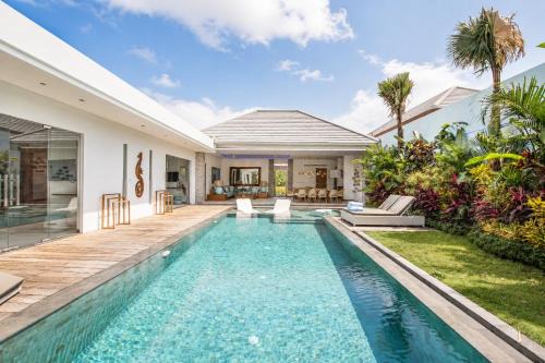 5BR Designer Villa, Walk to Beach, Luxury Leisure