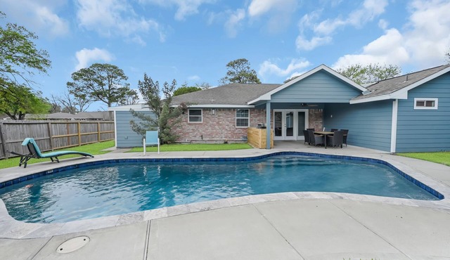 5BR Family Gem: Barbecue, Swim & Relax!