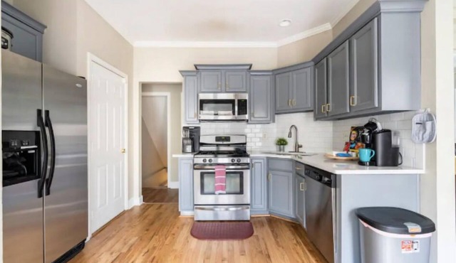 5BR Family home w/ luxury suite, 7 mi to city ctr, 8 bds, safe neighborhood