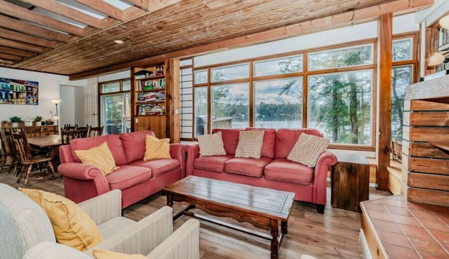 5BR Family Lakefront Cottage, Walk to Bala!