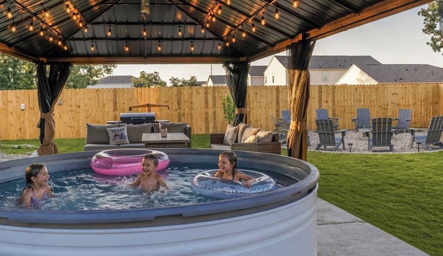 5BR Family Oasis Near Granbury With Cowboy Pool, Playground, Sleeps 12