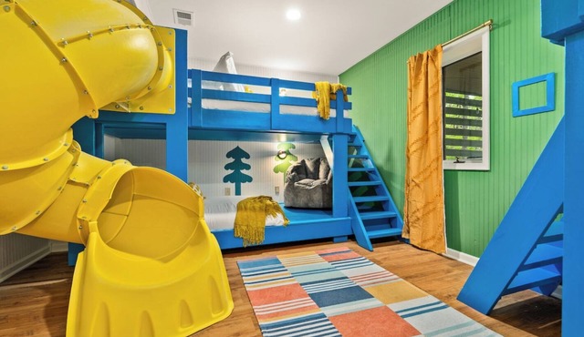 5BR Family Play Resort! Hot Tub, Mini Golf, Games!