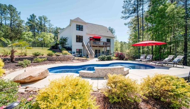 5BR Farmhouse Lake Retreat—Pool—Hot Tub—Theater!