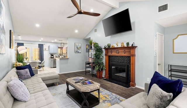 5BR/Game Room/Hot Tub/Big Yard/Sleeps 16/15 min DT