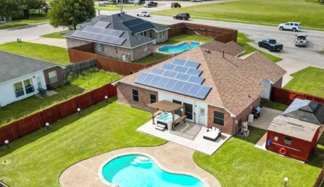 5BR Getaway in DeSoto with Pool, Hot Tub & Cinema