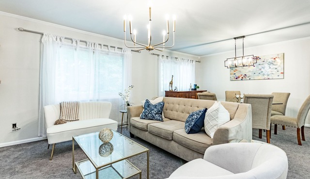 5br golden beauty close to North Hills!