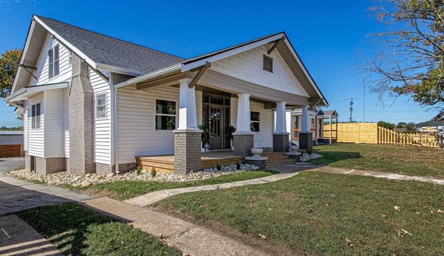 5BR Happy Holler Home >3 min to Downtown + Deck