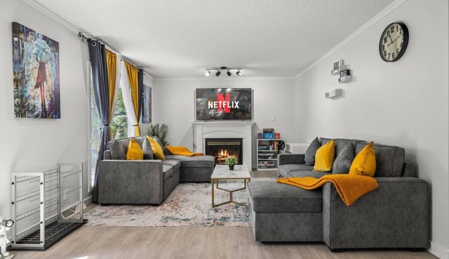 5BR Home,2 Kitchen, 2 Living, Huge Yard Front&Back