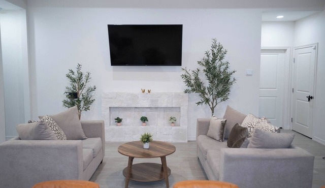 5BR Home Backyard + BBQ/Sleeps 10