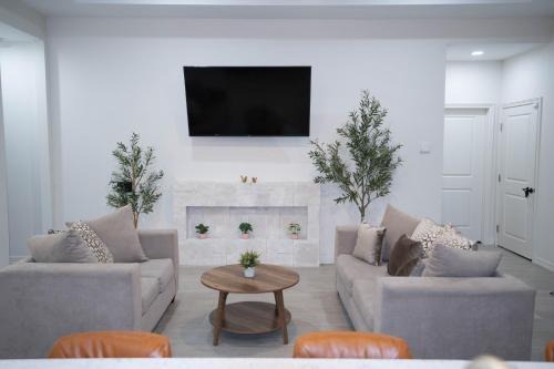 5BR Home Backyard + BBQ/Sleeps 10
